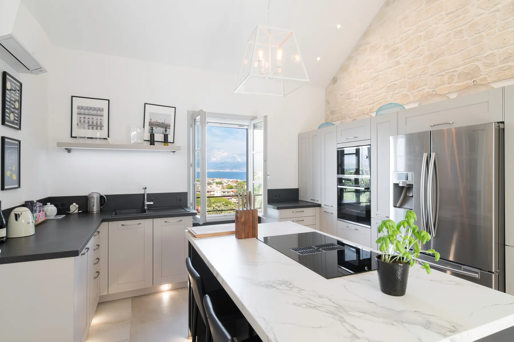 Second kitchen with a sea view and vaulted ceiling