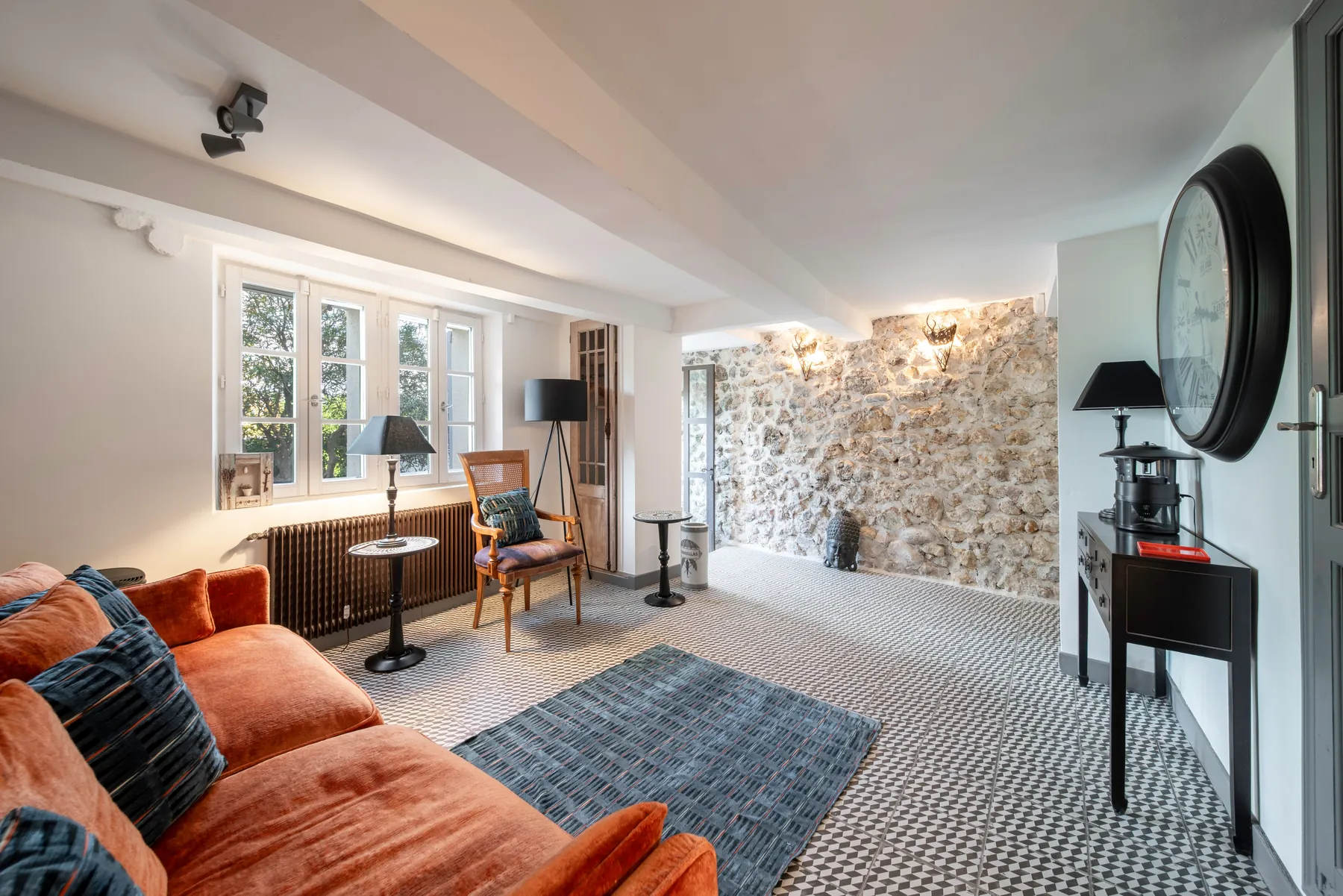 Relaxed entrance seating combining exposed stone and modern furniture